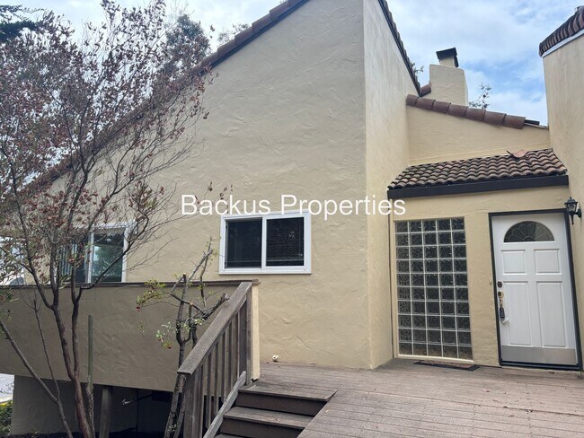 Building Photo - Beautiful three bedroom home in Carmel