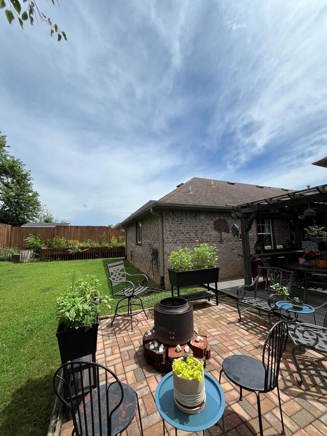 Building Photo - 3 bedroom 2 bath custom home, 2 car garage...