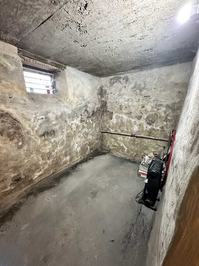 Building Photo - 714 Mollbore Terrace