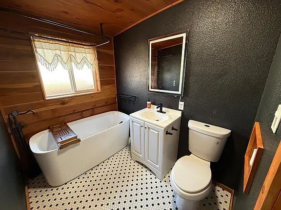 Building Photo - "Charming 3-Bed Oasis with Cozy Fireplace in Coos Bay – Your Perfect Retreat Awaits!"
