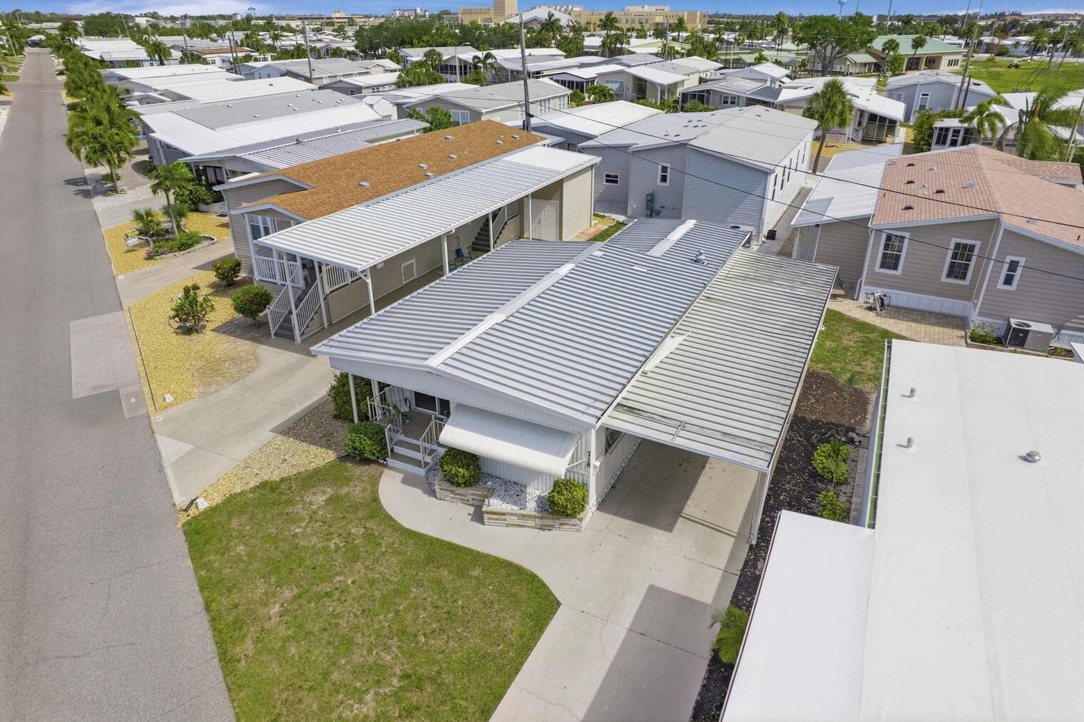 Building Photo - 718 S Green Cir