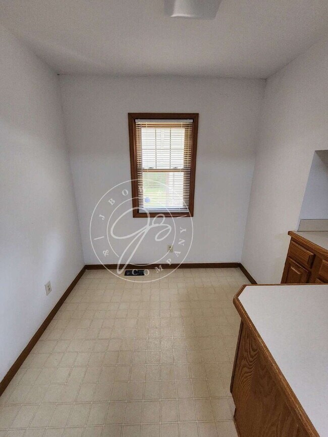 Building Photo - 3 Bed / 2 Bath Home in West Toledo – Bonus...