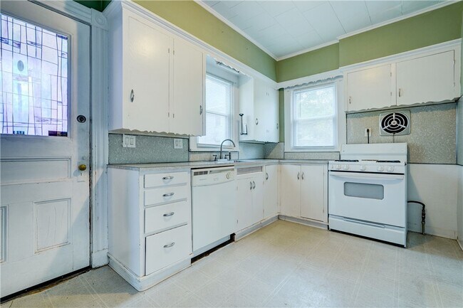 Building Photo - 745 University Ave