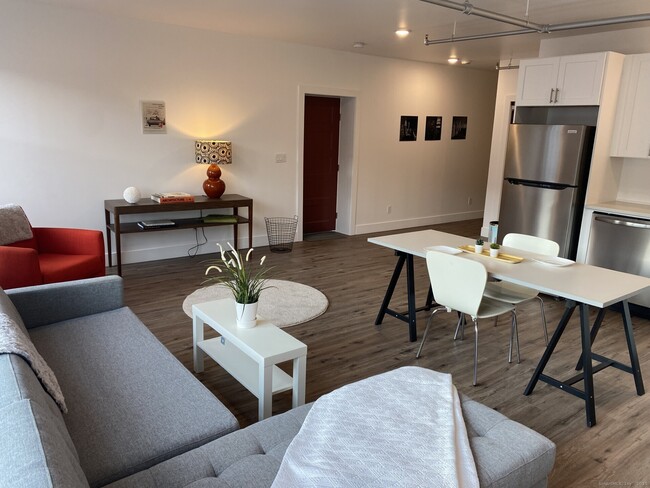 Building Photo - 104 Main St