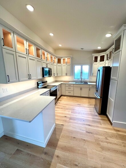 Kitchen - 5014 Justin Ln