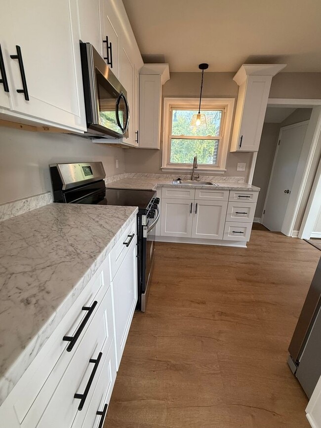 Building Photo - Newly updated 3 bedroom 1 bath with hardwo...