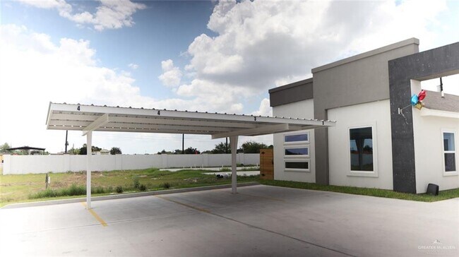 Building Photo - 116 W Campeche Ave