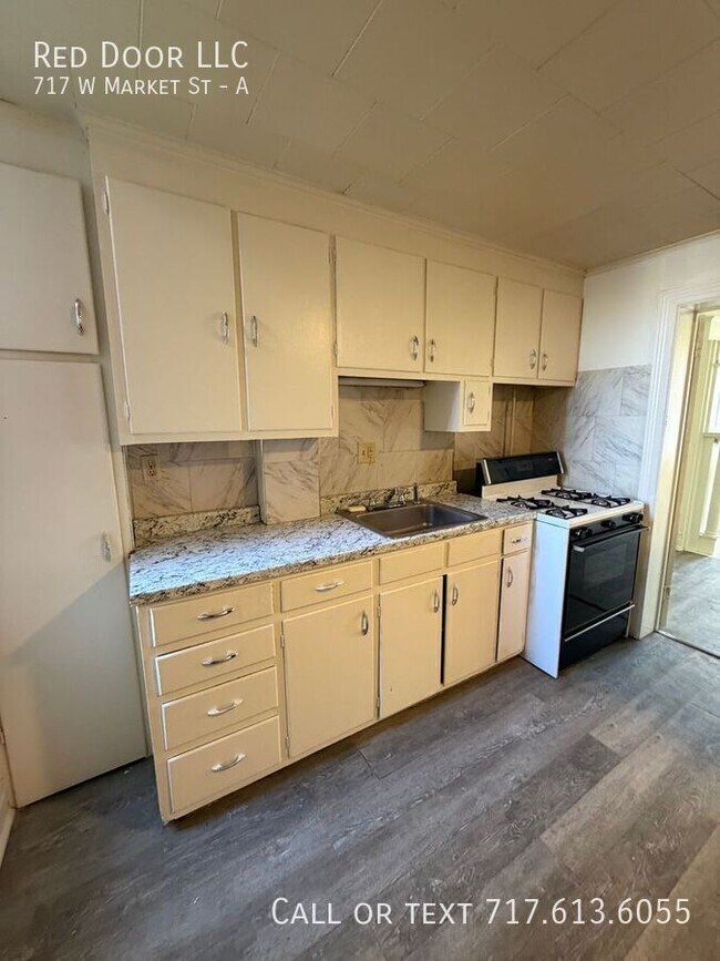 Building Photo - 717 W Market St