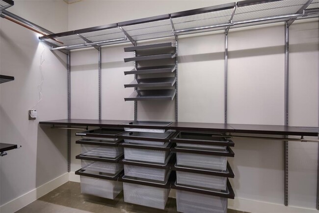 Building Photo - 800 W 5th St