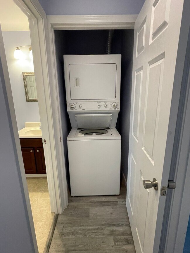 Building Photo - Mill Creek - Updated 2br 2ba garden-style ...