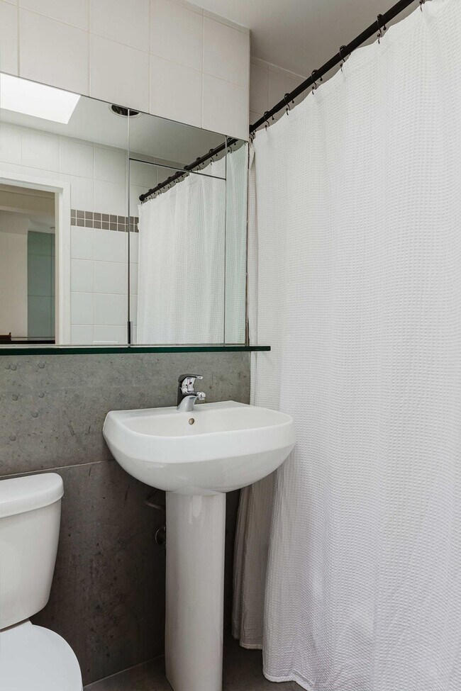 Building Photo - 323 E 51st St