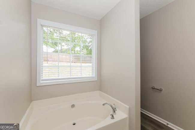 Building Photo - 505 Sarah's Ln