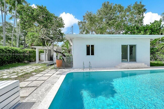 Building Photo - 5960 SW 47th St