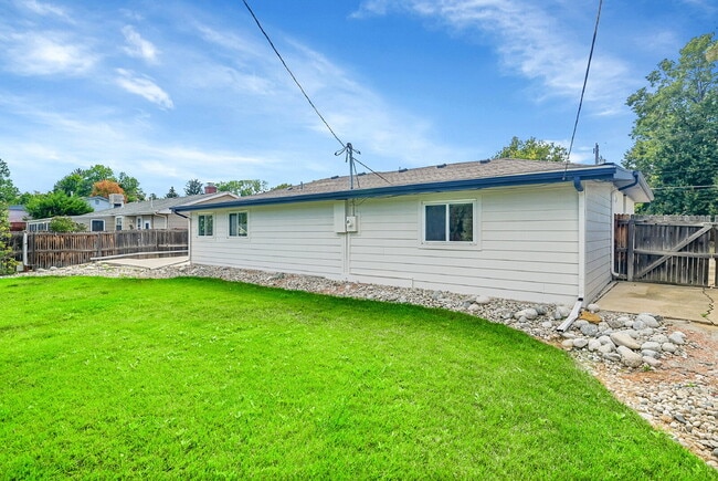 Building Photo - $3,195.00, 4 bed, 3 bath located in Arvada.