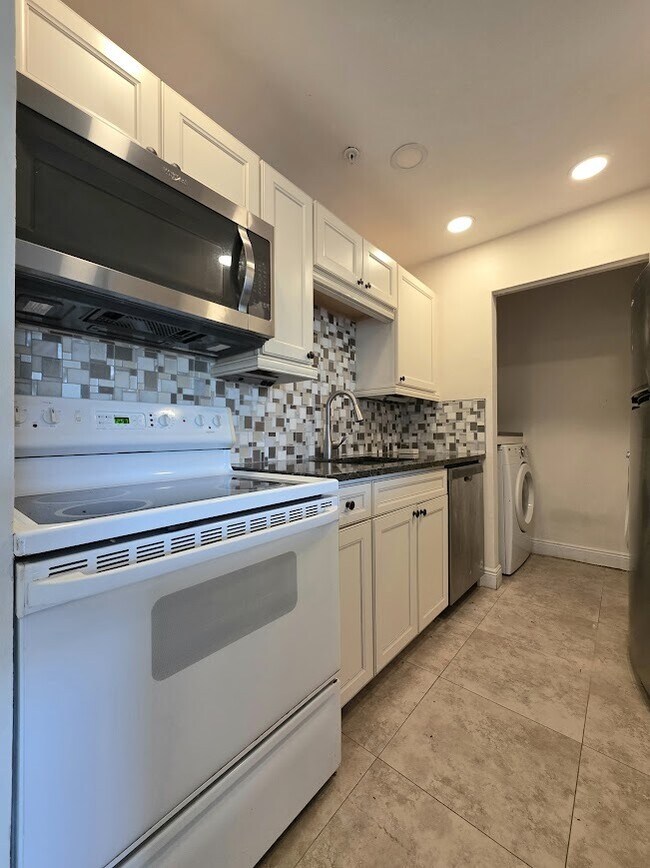 Building Photo - 2845 Winkler Ave