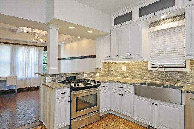 Building Photo - Beautiful 4-Bedroom 2-Bathroom Home in St. Paul!