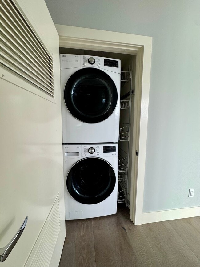 Building Photo - Gallery Penthouse Condo ~ Belltown