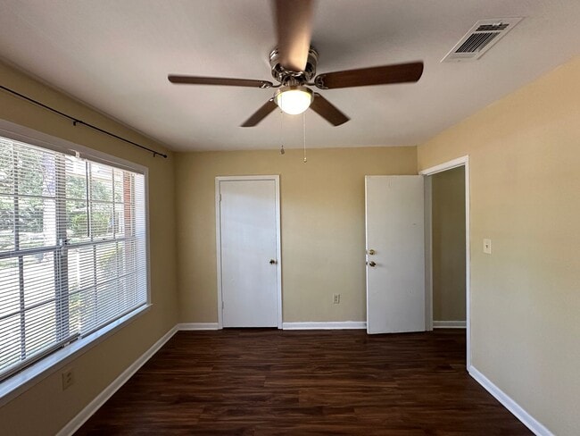 Building Photo - 2 bedroom 1 bath duplex available for rent!