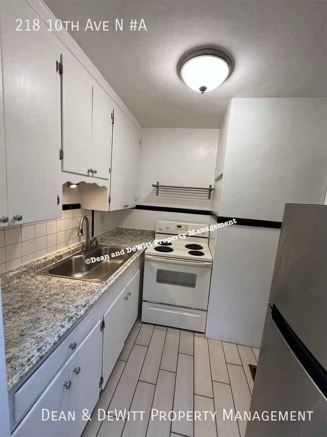 Building Photo - 218 10th Ave N