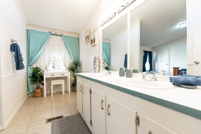 Building Photo - Charming Fully Furnished 2 Bed Home with M...