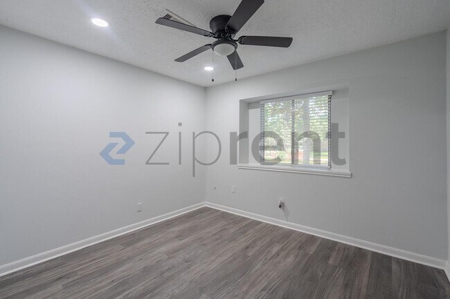 Building Photo - Unit