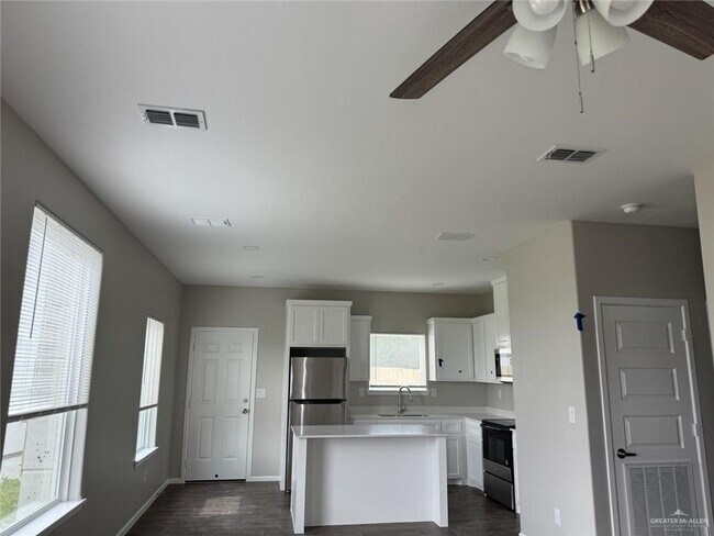 Building Photo - 11 Canelo N Dr