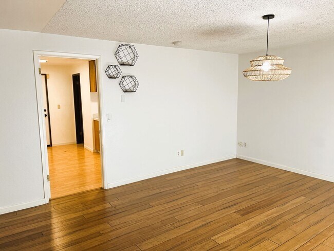 Building Photo - Beautifully Appointed Home on Generous Lot – SE Portland Rental!