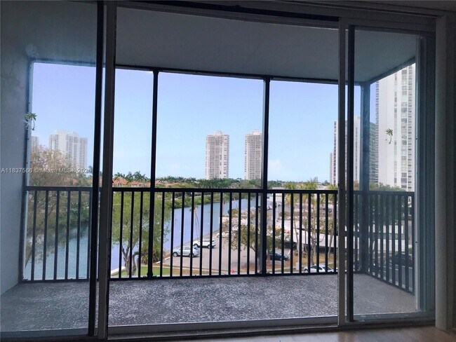 Building Photo - 3475 N Country Club Dr