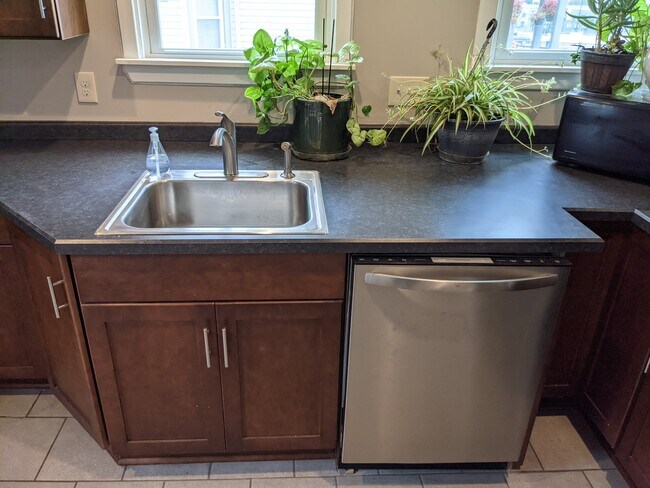 kitchen - 432 E Reservoir Ave