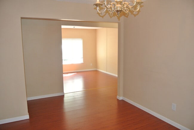 Building Photo - Beautiful 3 Bedroom / 2 Bathroom Pittsburg...