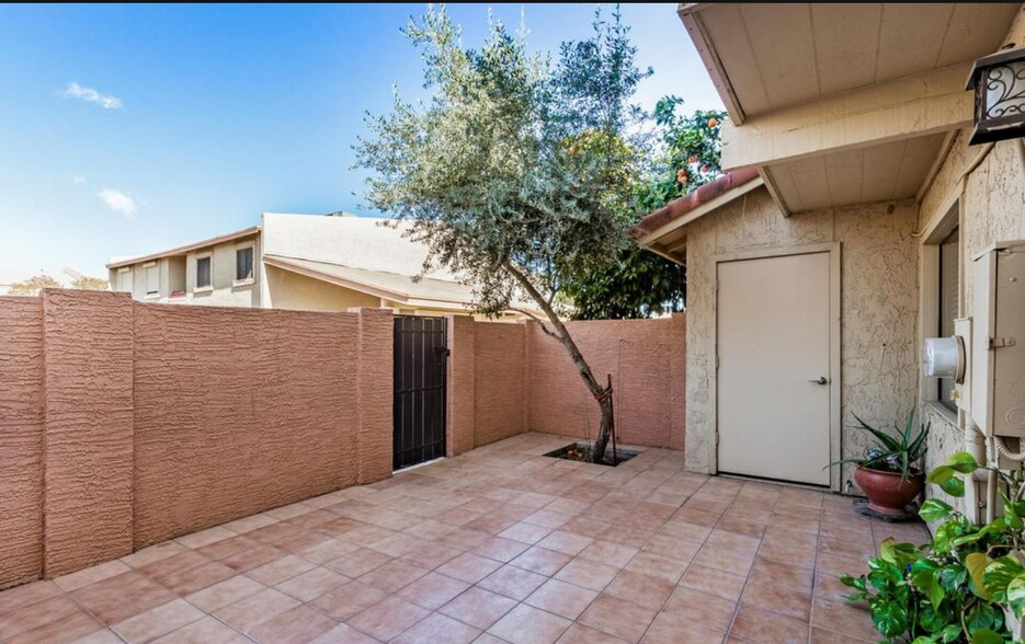 Building Photo - 4482 W Palmaire Ave