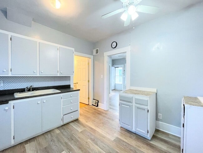 Building Photo - 511 N Poplar St