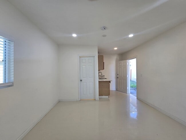 Building Photo - 3 Bed Home + Studio with Large Yard & Ample Parking Near Downtown Vista