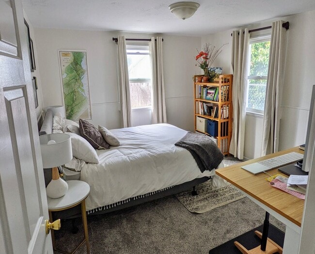Building Photo - Darling Cottage Near SLCC!