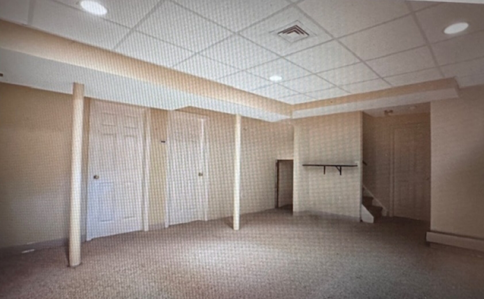 Building Photo - 1601 Vroom Dr