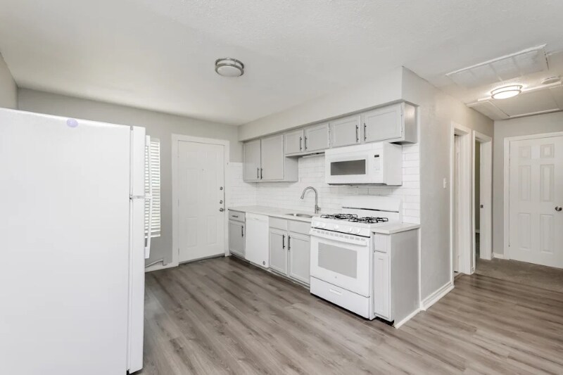Building Photo - 5111 Royal Dr