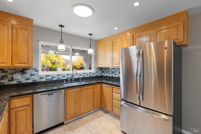 Building Photo - 700 Tamarack Dr