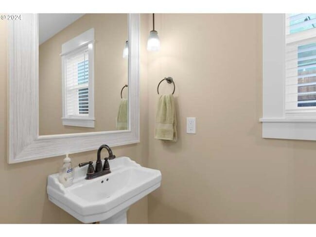 Building Photo - Beautifully updated, furnished home with wrap around porch and Columbia River Views!