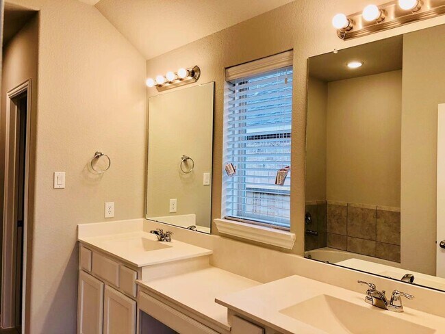 Building Photo - 8411 Remington Bluff Ln