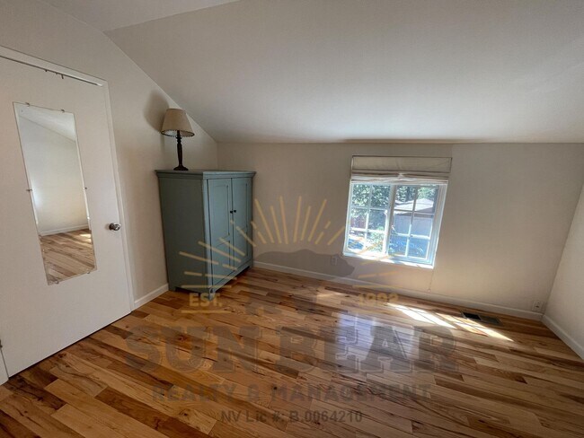 Building Photo - Bright Adorable Home in Incline! Dog Friendly