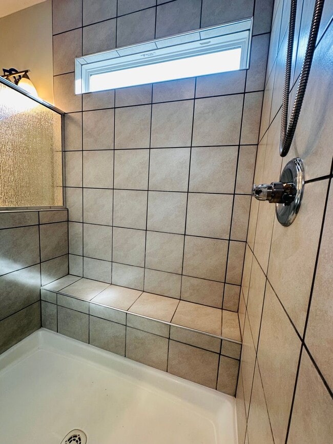 Building Photo - Contemporary Comfort Meets Convenience in Mt. Washington