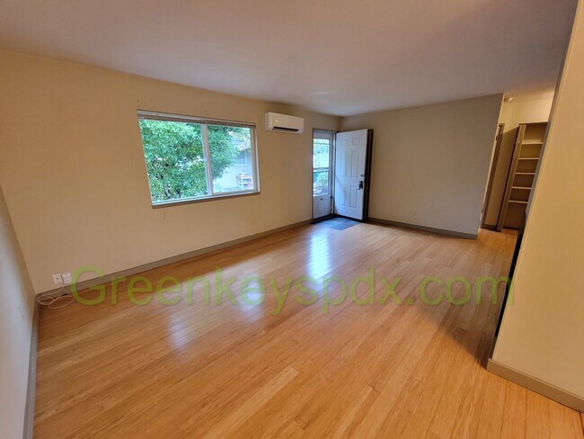 Building Photo - 2 Bedroom 1 Bath Unit in St. Johns with Fu...