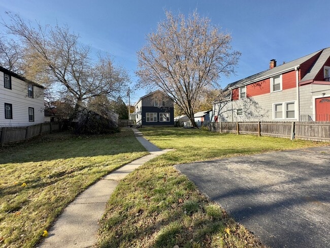 Building Photo - Beautiful 3 bedroom, 1 bath single family home with fenced yard and garage