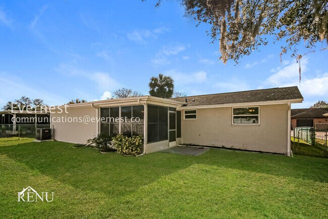 Building Photo - 3 Bed - 2 Bath Cozy Living in the Heart of...