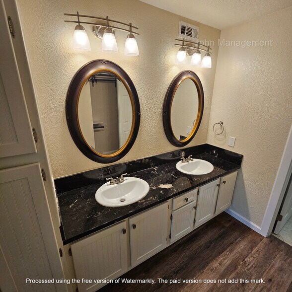 Main Bedroom Vanity - 1918 Via Las Palmas