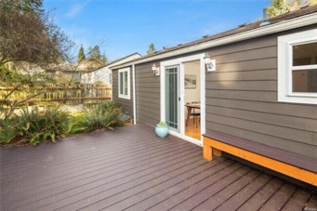 Building Photo - 3247 NE 97th St