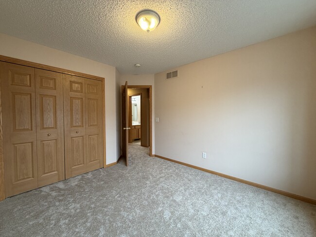 Building Photo - 11007 Oak Grv Cir
