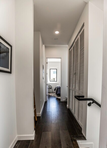 Building Photo - 1301 Tamarind Ave
