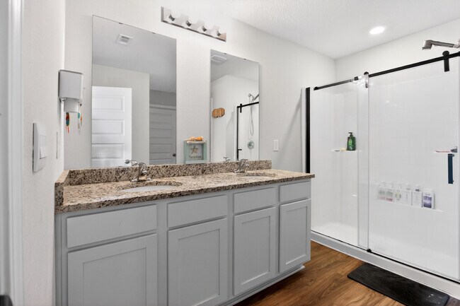 Building Photo - 727 Quintana St