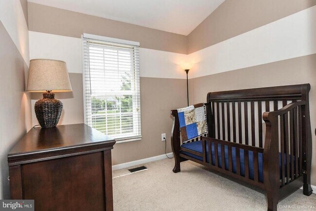 Building Photo - 6627 Commodore Ct